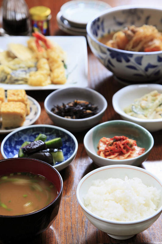 海鲜,面食,面条,米饭,豆腐,无人,餐厅,竖图,俯视,室内,特写,白天,烹饪,餐桌,桌子,黄瓜,土豆,餐具,许多,碟子,盘,调料,酱料,酱汁,面,汤,虾,日本料理,味增汤,料理,食品,饭,调味品,调味料,水产,酱,咸菜,菜肴,美食,食物,排列,盘子,碟,碗,日式料理,日式,佳肴,餐台,虾肉,五谷,队列,海产品,进餐用具,烹调用具,芋艿,洋芋,山药蛋,青瓜,马铃薯,胡瓜,彩图,高角度拍摄,餐馆,饭店,饭馆