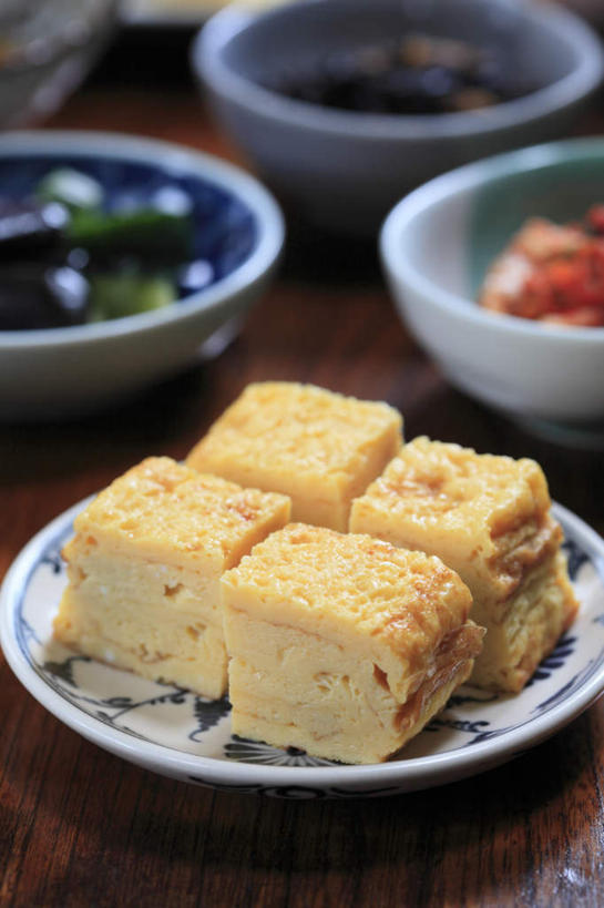 豆腐,无人,餐厅,竖图,俯视,室内,特写,白天,烹饪,餐桌,桌子,餐具,碟子,盘,海带,日本料理,料理,食品,咸菜,菜肴,美食,食物,排列,黄色,红色,绿色,盘子,碟,日式料理,日式,四块,佳肴,餐台,队列,腌制食品,进餐用具,烹调用具,彩图,高角度拍摄,餐馆,饭店,饭馆