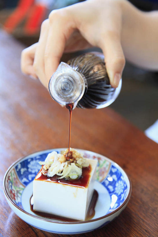 豆腐,东方人,手,一个人,餐厅,坐,竖图,俯视,室内,特写,白天,烹饪,餐桌,桌子,洋葱,餐具,亚洲,仅一个年轻女性,仅一个女性,仅一个人,切碎,握,碟子,盘,醋,调料,日本料理,料理,食品,调味品,拿,调味料,拿着,黄种人,切丝,菜肴,美食,玻璃制品,食物,盘子,玻璃瓶,瓶子,碟,日式料理,日式,手部,握着,佳肴,餐台,年轻女性,女人,女性,亚洲人,进餐用具,烹调用具,圆葱,洋葱头,球葱,坐着,半身,彩图,高角度拍摄,餐馆,饭店,饭馆