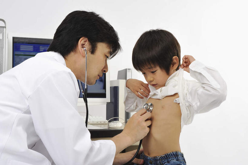 东方人,儿童,两个人,医生,病人,医院,横图,室内,白天,白色背景,正面,纯洁,显示器,亚洲,检查,屏幕,黄种人,显示屏,小孩,听诊器,医护人员,医疗人员,可爱,童年,童趣,治疗,摄影,影棚,医疗设备,童真,输出设备,烂漫,无邪,医疗机构,天真,男孩,男人,男性,年轻男性,亚洲人,孩子,大夫,患者,就医者,半身,彩图,影棚拍摄,拍摄,病院,诊所,男生