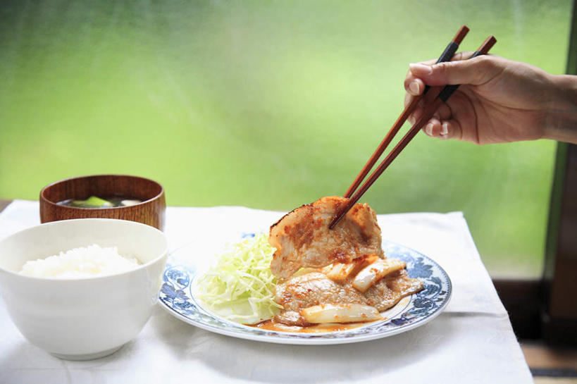 米饭,东方人,手,一个人,餐厅,坐,横图,俯视,室内,特写,白天,烹饪,餐桌,筷子,桌子,椰菜,卷心菜,餐具,亚洲,仅一个年轻女性,仅一个女性,仅一个人,切碎,握,朦胧,模糊,碟子,盘,调料,酱料,酱汁,肉,汤,日本料理,味增汤,料理,食品,饭,调味品,夹,拿,调味料,拿着,黄种人,酱,菜肴,美食,肉类,桌布,食物,盘子,碟,日式料理,日式,手部,握着,佳肴,餐台,五谷,夹着,肉食,年轻女性,女人,女性,亚洲人,进餐用具,烹调用具,结球甘蓝,甘兰,包心菜,坐着,半身,彩图,高角度拍摄,餐馆,饭店,饭馆