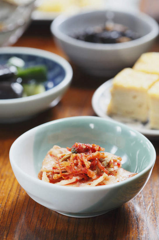 豆腐,泡菜,无人,餐厅,竖图,俯视,室内,特写,白天,烹饪,餐桌,桌子,餐具,一堆,许多,堆叠,堆积,碟子,盘,海带,日本料理,料理,食品,咸菜,菜肴,美食,食物,红色,盘子,碟,碗,日式料理,日式,佳肴,餐台,堆,进餐用具,烹调用具,彩图,高角度拍摄,餐馆,饭店,饭馆