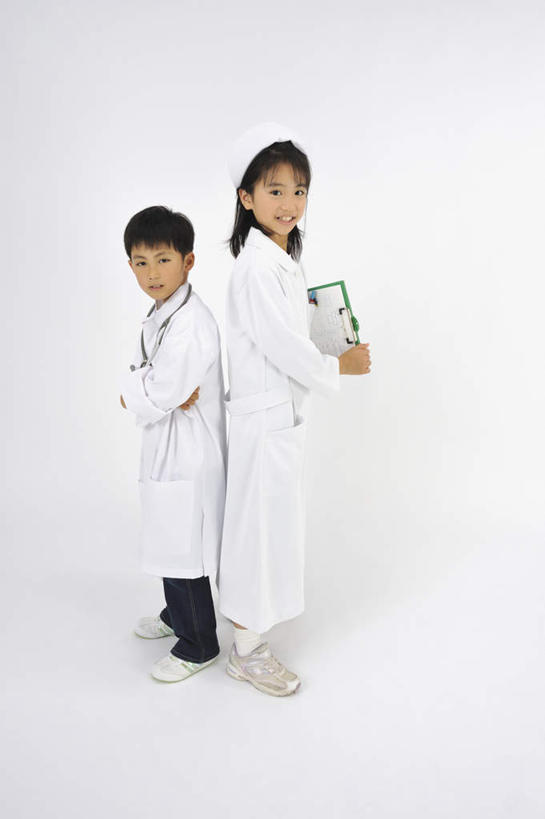 东方人,儿童,两个人,医生,护士,医院,站,笑,双手交叉,微笑,露齿笑,竖图,室内,白天,白色背景,正面,纯洁,安全,亚洲,依靠,注视,黄种人,小孩,扶,观察,看,倚靠,站着,背靠背,医护人员,医疗人员,赤脚,可爱,童年,童趣,背对背,摄影,影棚,观看,察看,双手抱胸,白衣天使,关注,童真,烂漫,无邪,医疗机构,护士长,天真,信任,男孩,男人,男性,女孩,女人,女性,亚洲人,大夫,站立,彩图,全身,影棚拍摄,拍摄,病院,诊所,男生,女生