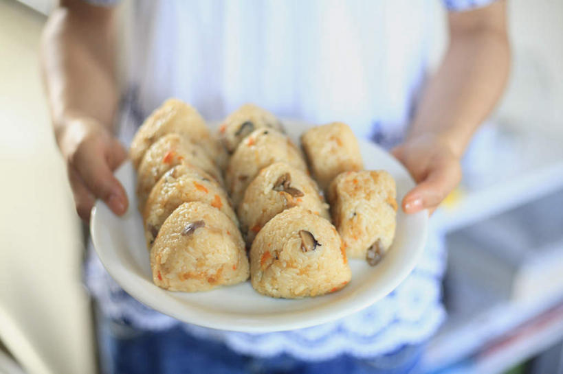 饭团,东方人,手,一个人,餐厅,站,捧,横图,俯视,室内,特写,白天,烹饪,餐桌,桌子,餐具,亚洲,仅一个年轻女性,仅一个女性,仅一个人,许多,朦胧,模糊,包裹,碟子,盘,日本料理,料理,食品,注视,黄种人,菜肴,美食,桌布,食物,排列,盘子,碟,日式料理,观察,看,站着,日式,手部,佳肴,餐台,观看,察看,队列,关注,年轻女性,女人,女性,亚洲人,进餐用具,烹调用具,端,端着,捧着,手捧,站立,半身,彩图,高角度拍摄,餐馆,饭店,饭馆