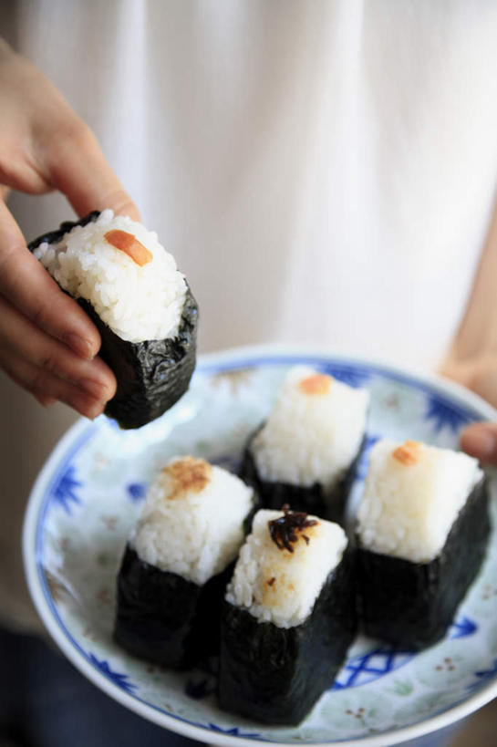 寿司,东方人,手,一个人,餐厅,站,捧,竖图,俯视,室内,特写,白天,烹饪,餐桌,桌子,餐具,亚洲,仅一个年轻女性,仅一个女性,仅一个人,五个,握,装饰,碟子,盘,海苔,日本料理,料理,食品,紫菜,拿,拿着,黄种人,菜肴,美食,食物,排列,盘子,碟,日式料理,站着,日式,手部,握着,佳肴,餐台,队列,年轻女性,女人,女性,亚洲人,进餐用具,烹调用具,端,端着,捧着,手捧,站立,半身,彩图,高角度拍摄,餐馆,饭店,饭馆