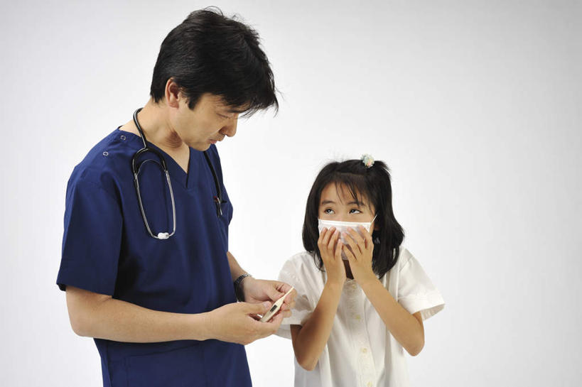 东方人,儿童,两个人,医生,医院,站,笑,微笑,露齿笑,横图,室内,白天,白色背景,正面,纯洁,帽子,亚洲,握,拿,拿着,注视,黄种人,小孩,白色,听诊器,纸巾,观察,看,站着,医护人员,医疗人员,可爱,童年,童趣,握着,摄影,影棚,观看,察看,医疗设备,护士帽,白大褂,关注,童真,烂漫,无邪,医疗机构,天真,男人,男性,年轻男性,女孩,女人,女性,亚洲人,孩子,大夫,站立,半身,彩图,影棚拍摄,拍摄,病院,诊所,女生