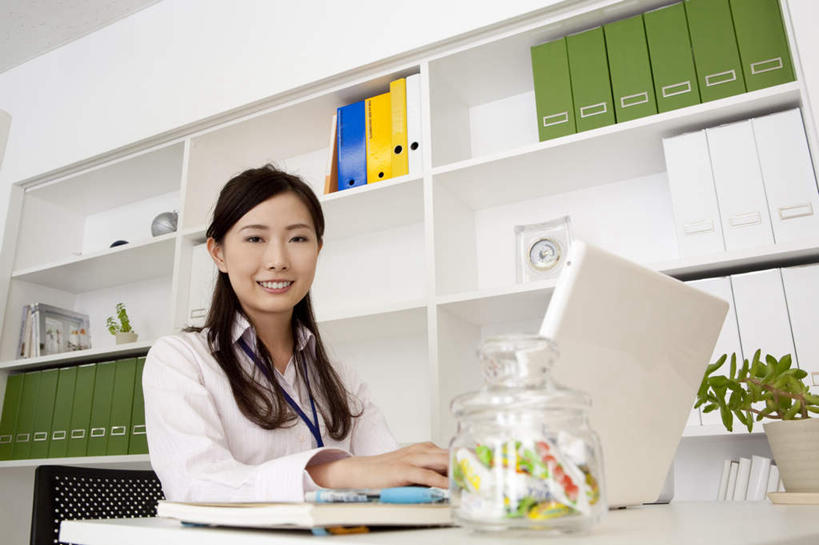 东方人,一个人,商务人士,商务女性,站,抱,笑,微笑,露齿笑,横图,室内,白天,仰视,电脑,笔记本电脑,植物,柜子,亚洲,仅一个年轻女性,仅一个女性,仅一个人,握,套装,网络,材料,档案,盆栽,文件,盆景,拿,拿着,注视,黄种人,通讯设备,绿色,自然,资料,观察,看,站着,握着,生长,成长,抱着,观看,察看,无线,搂着,关注,文档,通信设备,商务装,无线网络,档案柜,无线上网,便携式电脑,工薪阶层,手提电脑,年轻女性,女人,女性,亚洲人,白领,上班族,搂,站立,半身,彩图,低角度拍摄