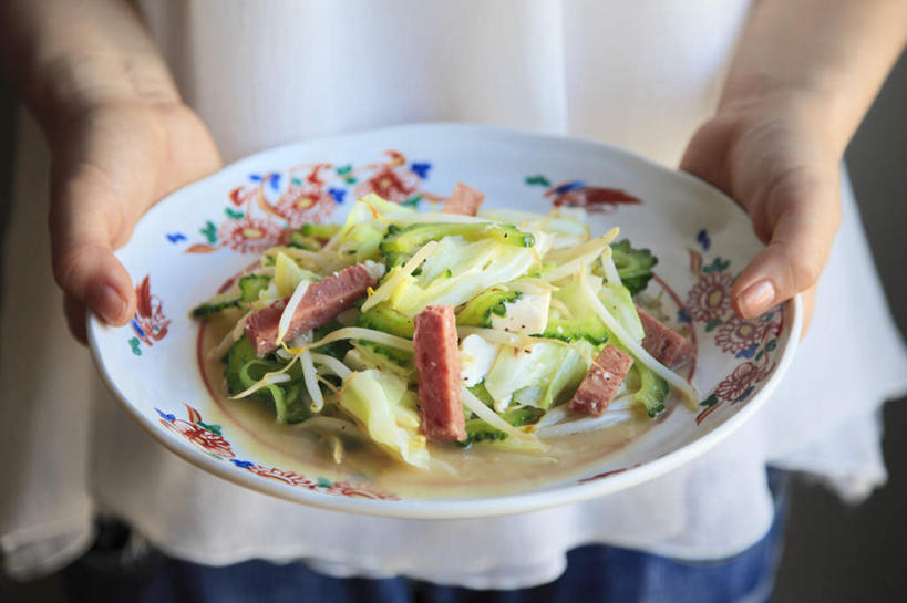 东方人,手,一个人,餐厅,站,捧,横图,俯视,室内,特写,白天,烹饪,餐桌,桌子,椰菜,卷心菜,餐具,亚洲,仅一个年轻女性,仅一个女性,仅一个人,一堆,许多,切开,切碎,堆叠,堆积,碟子,盘,苦瓜,豆芽,肉,日本料理,料理,食品,黄种人,菜肴,美食,肉类,桌布,食物,盘子,碟,日式料理,切,站着,日式,手部,佳肴,餐台,堆,剖面,肉食,切面,年轻女性,女人,女性,亚洲人,进餐用具,烹调用具,结球甘蓝,甘兰,包心菜,端,端着,捧着,手捧,站立,半身,彩图,高角度拍摄,餐馆,饭店,饭馆