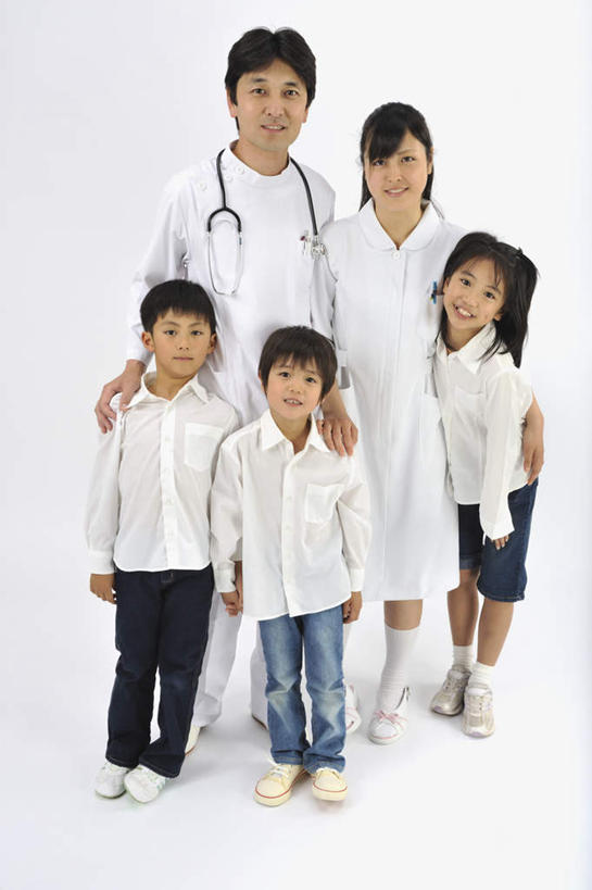 东方人,儿童,医生,病人,医院,站,抱,竖图,俯视,室内,白天,白色背景,纯洁,亚洲,五个人,注视,黄种人,小孩,观察,看,站着,医护人员,医疗人员,可爱,童年,童趣,摄影,影棚,抱着,观看,察看,搂着,关注,童真,烂漫,无邪,医疗机构,天真,男孩,男人,男性,年轻男性,年轻女性,女孩,女人,女性,亚洲人,孩子,大夫,患者,就医者,搂,站立,彩图,高角度拍摄,全身,影棚拍摄,拍摄,病院,诊所,男生,女生