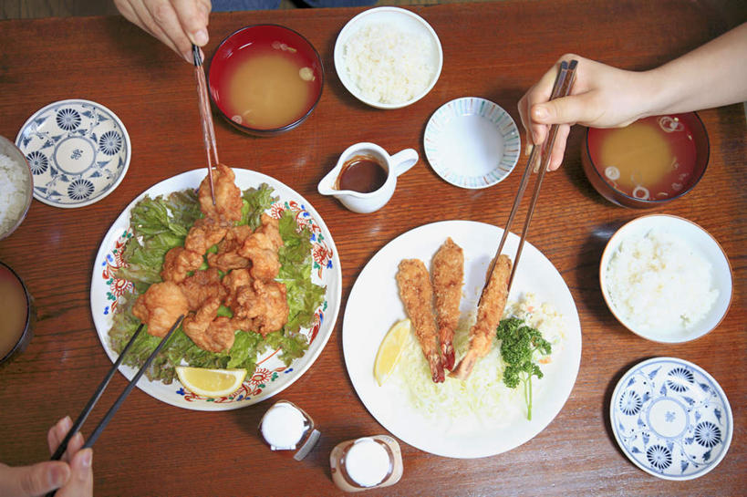 东方人,手,三个人,餐厅,横图,俯视,室内,特写,白天,烹饪,餐桌,筷子,桌子,柠檬,餐具,水果,亚洲,一堆,许多,切开,堆叠,堆积,碟子,盘,花菜,花椰菜,西兰花,调料,汤,虾,日本料理,味增汤,料理,食品,调味品,调味料,黄种人,菜肴,美食,桌布,食物,盘子,碟,碗,日式料理,切,日式,手部,佳肴,餐台,堆,虾肉,剖面,切面,男人,男性,年轻男性,年轻女性,女人,女性,亚洲人,进餐用具,烹调用具,益母果,柠果,半身,彩图,高角度拍摄,餐馆,饭店,饭馆