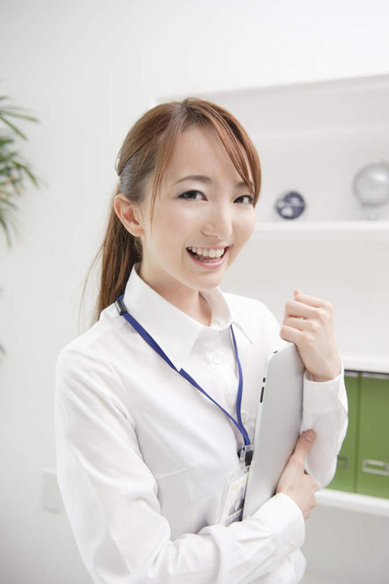 东方人,一个人,商务人士,商务女性,站,捧,笑,微笑,露齿笑,竖图,室内,白天,正面,柜子,亚洲,仅一个年轻女性,仅一个女性,仅一个人,握,套装,材料,档案,文件,记事本,拿,拿着,注视,黄种人,本子,笔记本,资料,观察,看,站着,服务,握着,观看,察看,关注,文档,商务装,档案柜,工薪阶层,服务型行业,年轻女性,女人,女性,亚洲人,白领,上班族,端,端着,捧着,手捧,站立,半身,彩图