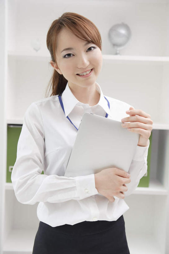 东方人,一个人,商务人士,商务女性,站,捧,笑,微笑,露齿笑,竖图,室内,白天,正面,柜子,亚洲,仅一个年轻女性,仅一个女性,仅一个人,握,套装,材料,档案,文件,记事本,拿,拿着,注视,黄种人,本子,笔记本,资料,观察,看,站着,服务,握着,观看,察看,关注,文档,商务装,档案柜,工薪阶层,服务型行业,年轻女性,女人,女性,亚洲人,白领,上班族,端,端着,捧着,手捧,站立,半身,彩图