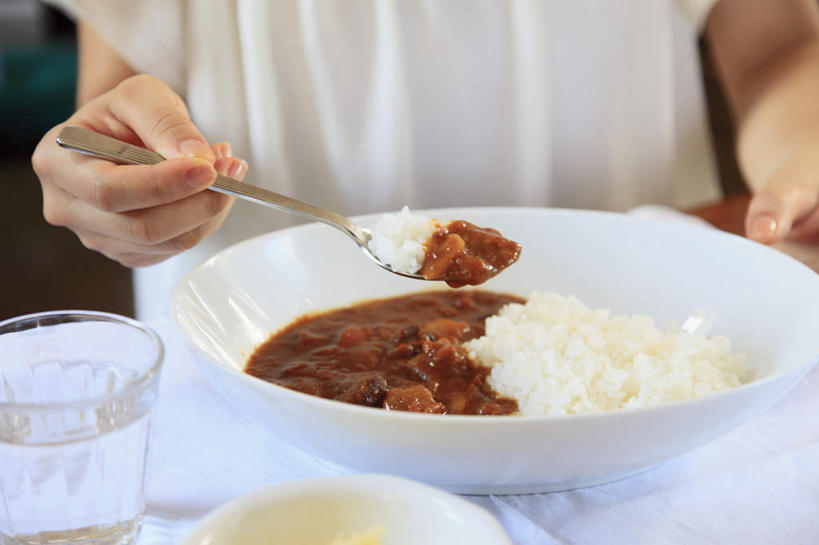 米饭,东方人,手,一个人,餐厅,坐,横图,俯视,室内,特写,白天,烹饪,餐桌,桌子,杯子,餐具,亚洲,仅一个年轻女性,仅一个女性,仅一个人,切碎,握,碟子,盘,勺子,酱料,酱汁,肉,日本料理,牛肉,料理,食品,饭,拿,拿着,黄种人,酱,菜肴,美食,肉类,玻璃制品,桌布,食物,盘子,水杯,调羹,碟,汤匙,日式料理,日式,手部,握着,佳肴,餐台,五谷,肉食,年轻女性,女人,女性,亚洲人,玻璃杯,进餐用具,烹调用具,坐着,半身,彩图,高角度拍摄,餐馆,饭店,饭馆