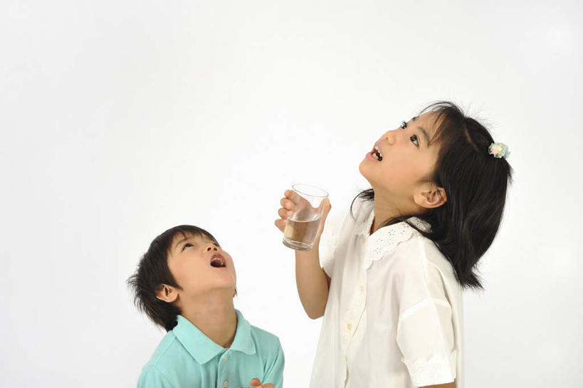 东方人,儿童,两个人,医生,病人,医院,站,横图,俯视,室内,白天,白色背景,纯洁,杯子,亚洲,握,拿,拿着,注视,黄种人,小孩,水杯,观察,看,站着,医护人员,医疗人员,可爱,童年,童趣,握着,摄影,影棚,观看,察看,关注,童真,烂漫,无邪,医疗机构,天真,男孩,男人,男性,女孩,女人,女性,亚洲人,大夫,患者,就医者,茶杯,抬头,仰头,站立,半身,彩图,高角度拍摄,影棚拍摄,拍摄,病院,诊所,男生,女生