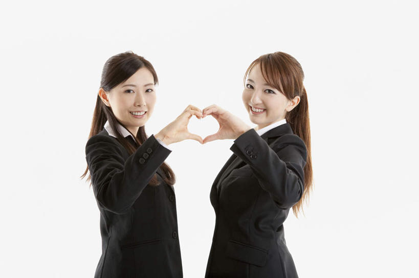 东方人,两个人,同事,商务人士,商务女性,站,捧,笑,微笑,露齿笑,横图,室内,白天,白色背景,正面,成功,合作,团队,集体,信心,亚洲,握,套装,爱心,拿,拿着,注视,黄种人,队伍,观察,看,手势,站着,心形,服务,握着,摄影,影棚,观看,察看,领导,成就,关注,商务装,合伙,领袖,工薪阶层,服务型行业,年轻女性,女人,女性,亚洲人,白领,上班族,端,端着,捧着,手捧,站立,半身,彩图,影棚拍摄,拍摄