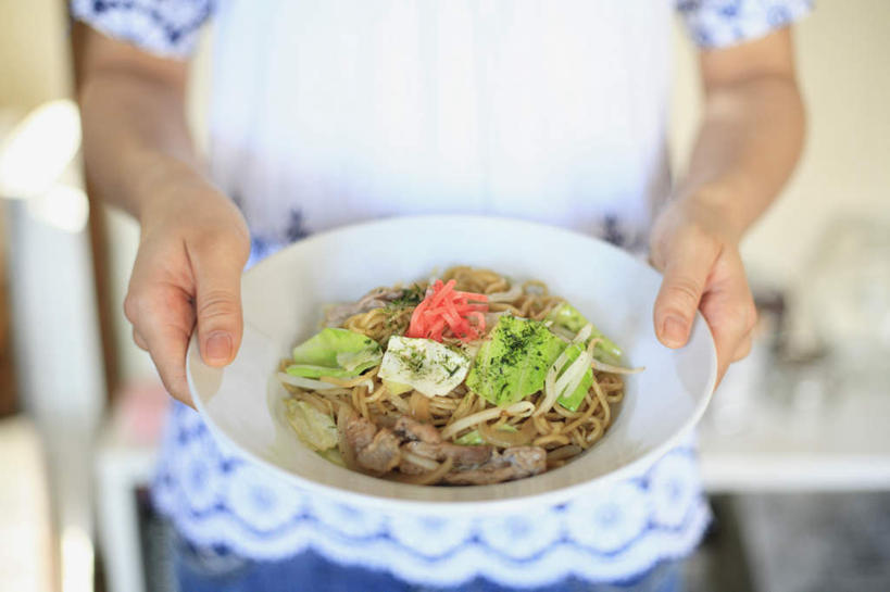 面食,面条,东方人,手,一个人,餐厅,站,捧,横图,俯视,室内,特写,白天,烹饪,餐桌,桌子,西红柿,餐具,亚洲,仅一个年轻女性,仅一个女性,仅一个人,切碎,碟子,盘,生菜,炒面,面,日本料理,料理,食品,黄种人,菜肴,美食,桌布,食物,红色,绿色,盘子,碟,日式料理,站着,日式,手部,佳肴,餐台,年轻女性,女人,女性,亚洲人,进餐用具,烹调用具,番茄,端,端着,捧着,手捧,站立,半身,彩图,高角度拍摄,餐馆,饭店,饭馆