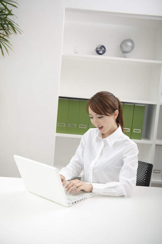 东方人,一个人,商务人士,商务女性,办公室,站,笑,微笑,露齿笑,竖图,室内,白天,正面,电脑,笔记本电脑,植物,柜子,家具,桌子,亚洲,仅一个年轻女性,仅一个女性,仅一个人,敲打,套装,网络,材料,档案,盆栽,文件,办公桌,盆景,注视,黄种人,输入,通讯设备,绿色,自然,资料,打字,观察,看,站着,服务,生长,成长,观看,点击,敲击,察看,无线,关注,文档,通信设备,商务装,无线网络,档案柜,无线上网,便携式电脑,工薪阶层,办公家具,服务型行业,按键,手提电脑,年轻女性,女人,女性,亚洲人,白领,上班族,站立,半身,彩图