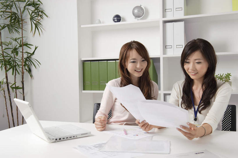 东方人,两个人,同事,商务人士,商务女性,办公室,站,笑,微笑,露齿笑,横图,室内,白天,正面,成功,合作,团队,集体,信心,电脑,笔记本电脑,植物,柜子,家具,桌子,亚洲,套装,网络,笔,材料,档案,盆栽,文件,办公桌,盆景,注视,黄种人,通讯设备,队伍,绿色,自然,资料,观察,看,站着,服务,生长,成长,观看,察看,无线,领导,成就,关注,文档,通信设备,商务装,无线网络,合伙,领袖,档案柜,无线上网,便携式电脑,工薪阶层,办公家具,服务型行业,手提电脑,年轻女性,女人,女性,亚洲人,白领,上班族,站立,半身,彩图