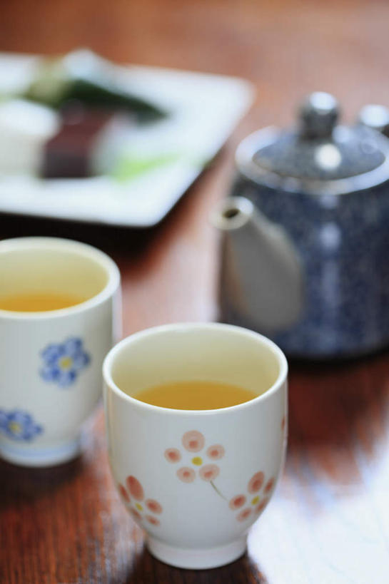 无人,餐厅,竖图,俯视,室内,特写,白天,烹饪,餐桌,桌子,黄瓜,杯子,餐具,朦胧,模糊,碟子,壶,盘,日本料理,料理,食品,菜肴,美食,水壶,食物,两个,盘子,茶壶,水杯,碟,日式料理,日式,佳肴,餐台,茶杯,进餐用具,烹调用具,青瓜,胡瓜,彩图,高角度拍摄,餐馆,饭店,饭馆