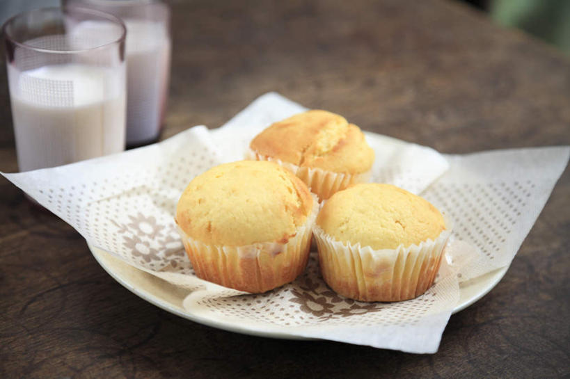 点心,牛奶,无人,餐厅,横图,俯视,室内,特写,白天,下午茶,餐桌,桌子,杯子,餐具,碟子,盘,食品,松饼,玻璃制品,食物,糕点,三个,黄色,盘子,水杯,碟,餐台,玛芬蛋糕,玻璃杯,进餐用具,烹调用具,彩图,高角度拍摄,餐馆,饭店,饭馆