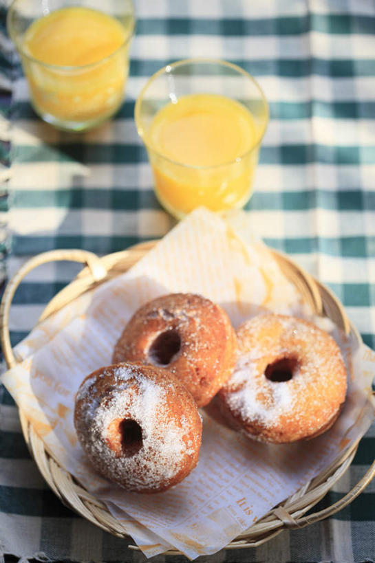 点心,面包,果汁,无人,餐厅,竖图,俯视,室内,特写,白天,餐桌,桌子,杯子,餐具,一堆,堆叠,堆积,碟子,盘,食品,面点,玻璃制品,桌布,食物,糕点,三个,盘子,水杯,碟,甜甜圈,餐台,堆,多纳滋面包,唐纳滋,玻璃杯,进餐用具,烹调用具,面包圈,彩图,高角度拍摄,餐馆,饭店,饭馆