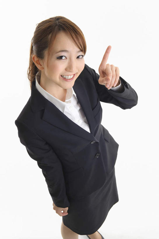东方人,一个人,商务人士,商务女性,站,笑,微笑,竖图,俯视,室内,白天,白色背景,亚洲,仅一个年轻女性,仅一个女性,仅一个人,指,套装,注视,黄种人,方向,一个,观察,看,手势,站着,服务,摄影,影棚,单个,观看,察看,指向,食指,关注,商务装,工薪阶层,服务型行业,年轻女性,女人,女性,亚洲人,白领,上班族,站立,半身,彩图,高角度拍摄,影棚拍摄,拍摄