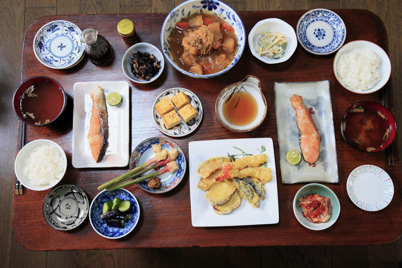 海鲜,面食,面条,米饭,豆腐,无人,餐厅,横图,俯视,室内,特写,白天,烹饪,餐桌,桌子,黄瓜,土豆,餐具,许多,碟子,盘,调料,酱料,酱汁,面,汤,天妇罗,虾,日本料理,味增汤,料理,食品,饭,调味品,调味料,水产,酱,咸菜,菜肴,美食,食物,排列,盘子,碟,碗,日式料理,日式,佳肴,餐台,虾肉,五谷,队列,海产品,天麸罗,进餐用具,烹调用具,芋艿,洋芋,山药蛋,青瓜,马铃薯,胡瓜,彩图,高角度拍摄,餐馆,饭店,饭馆