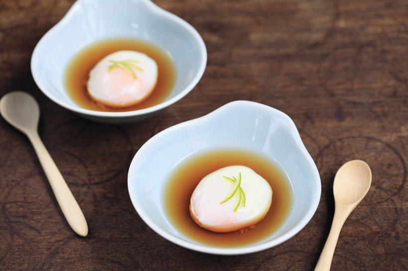 无人,餐厅,横图,俯视,室内,特写,白天,烹饪,餐桌,桌子,餐具,碟子,盘,勺子,蛋,调料,鸡蛋,汤,日本料理,料理,食品,调味品,调味料,菜肴,美食,食物,白色,盘子,调羹,碟,汤匙,碗,日式料理,日式,佳肴,餐台,草鸡蛋,温泉玉子,进餐用具,烹调用具,彩图,高角度拍摄,餐馆,饭店,饭馆