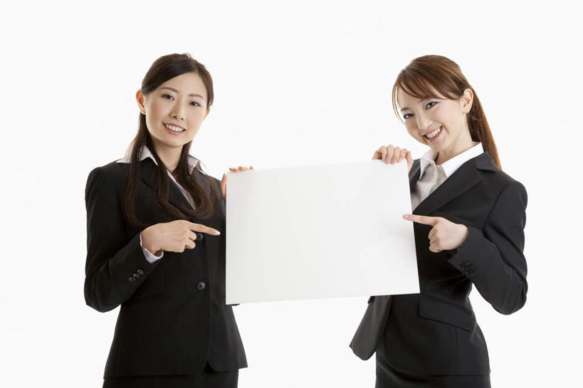 东方人,两个人,商务人士,商务女性,站,笑,微笑,横图,室内,白天,白色背景,正面,亚洲,指,套装,注视,黄种人,方向,一个,白板,观察,看,手势,站着,服务,摄影,影棚,单个,观看,察看,指向,食指,关注,商务装,记录板,工薪阶层,记事板,服务型行业,年轻女性,女人,女性,亚洲人,白领,上班族,站立,半身,彩图,影棚拍摄,拍摄