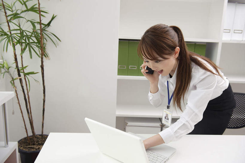 东方人,一个人,商务人士,商务女性,办公室,站,笑,打电话,微笑,露齿笑,横图,室内,白天,正面,电脑,笔记本电脑,植物,柜子,家具,桌子,电话,手机,亚洲,仅一个年轻女性,仅一个女性,仅一个人,敲打,弯腰,套装,网络,笔,材料,档案,盆栽,文件,办公桌,盆景,注视,黄种人,输入,通讯设备,绿色,自然,资料,打字,观察,看,站着,服务,生长,成长,观看,点击,敲击,察看,无线,关注,文档,通信设备,商务装,无线网络,档案柜,无线上网,便携式电脑,工薪阶层,办公家具,服务型行业,交流,按键,手提电脑,年轻女性,女人,女性,亚洲人,白领,上班族,沟通,通话,站立,半身,彩图