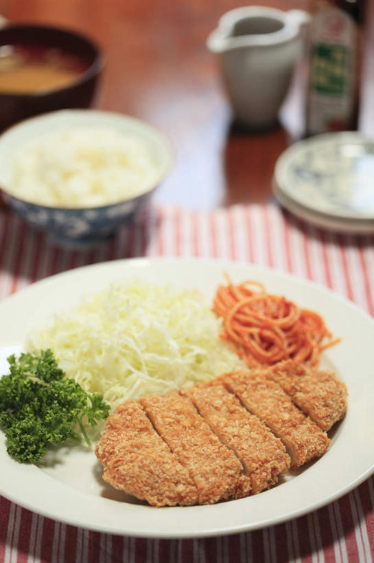 面食,面条,米饭,意大利面,无人,餐厅,竖图,俯视,室内,特写,白天,烹饪,餐桌,桌子,椰菜,卷心菜,餐具,碟子,盘,花菜,花椰菜,西兰花,面,汤,日本料理,味增汤,料理,食品,饭,猪排,菜肴,美食,桌布,食物,盘子,碟,日式料理,日式,佳肴,餐台,五谷,炸猪排,进餐用具,烹调用具,结球甘蓝,甘兰,包心菜,彩图,高角度拍摄,餐馆,饭店,饭馆