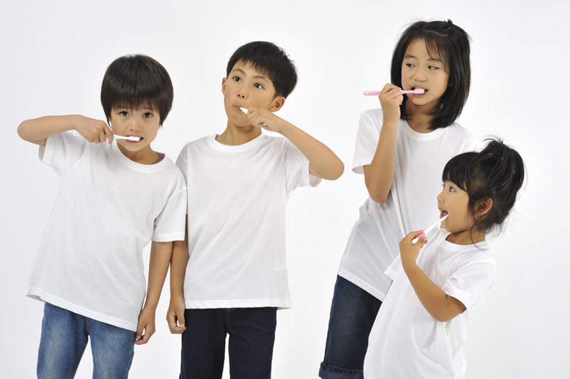 东方人,儿童,四个人,站,笑,微笑,露齿笑,横图,室内,白天,白色背景,正面,纯洁,亚洲,握,牙刷,拿,拿着,注视,休闲装,黄种人,刷牙,小孩,观察,看,站着,休闲,休闲服,可爱,童年,童趣,握着,摄影,影棚,观看,察看,关注,童真,烂漫,无邪,天真,男孩,男人,男性,女孩,女人,女性,亚洲人,站立,半身,彩图,影棚拍摄,拍摄,男生,女生