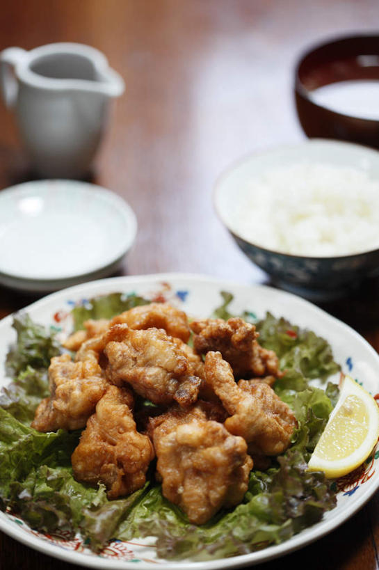 米饭,无人,餐厅,竖图,俯视,室内,特写,白天,烹饪,餐桌,筷子,桌子,柠檬,餐具,叶子,切开,碟子,盘,莴苣,莴笋,排骨,汤,日本料理,味增汤,料理,食品,绿叶,饭,菜肴,美食,食物,盘子,碟,碗,日式料理,切,日式,嫩叶,佳肴,餐台,五谷,剖面,切面,香笋,莴苣叶,叶,叶片,进餐用具,烹调用具,益母果,柠果,彩图,高角度拍摄,餐馆,饭店,饭馆