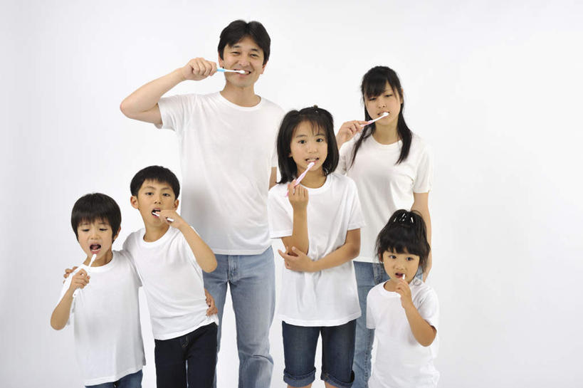 东方人,儿童,站,举,横图,室内,白天,白色背景,正面,纯洁,亚洲,握,牙刷,拿,拿着,注视,休闲装,黄种人,刷牙,小孩,日用品,观察,看,清洁,托,站着,张嘴,六个人,休闲,休闲服,可爱,童年,童趣,握着,摄影,影棚,洗漱用品,观看,察看,卫生,关注,张大嘴巴,童真,烂漫,无邪,天真,男孩,男人,男性,年轻男性,女孩,女人,女性,亚洲人,孩子,张开嘴,举起,举手,举着,向上举,向上伸,向上托,站立,半身,彩图,影棚拍摄,拍摄,男生,女生