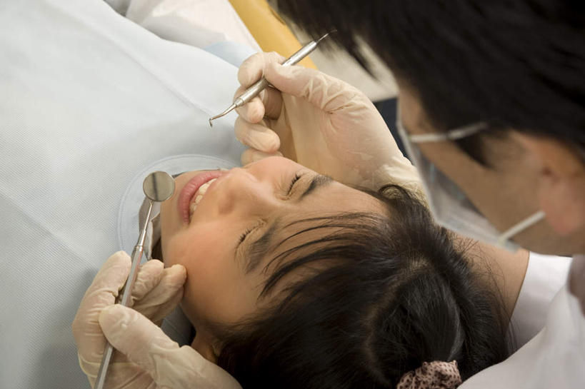 东方人,两个人,医生,病人,牙科医生,医院,坐,躺,闭眼,横图,俯视,室内,白天,亚洲,戴,握,检查,镊子,眼镜,拿,拿着,注视,黄种人,病床,口罩,手套,观察,看,张嘴,医护人员,医疗人员,治疗,握着,观看,察看,医疗设备,白大褂,关注,橡胶手套,近视眼镜,张大嘴巴,医疗机构,医用手套,卧着,男人,男性,年轻男性,年轻女性,女人,女性,亚洲人,大夫,患者,就医者,牙医,张开嘴,闭眼睛,闭着眼,闭着眼睛,躺着,卧,坐着,半身,彩图,高角度拍摄,病院,诊所