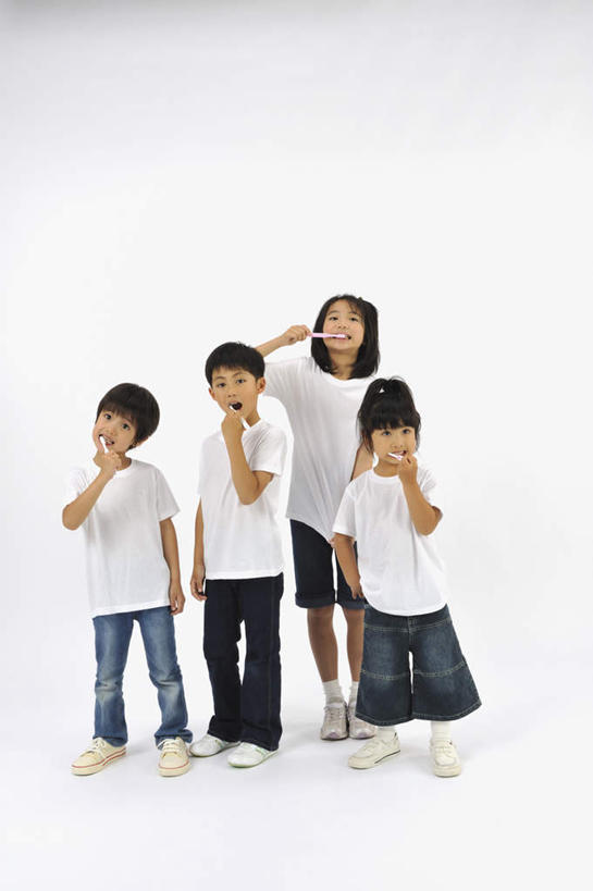 东方人,儿童,四个人,站,举,竖图,室内,白天,白色背景,正面,纯洁,亚洲,握,牙刷,拿,拿着,注视,休闲装,黄种人,刷牙,小孩,日用品,观察,看,清洁,托,站着,休闲,休闲服,可爱,童年,童趣,握着,摄影,影棚,洗漱用品,观看,察看,卫生,关注,童真,烂漫,无邪,天真,男孩,男人,男性,女孩,女人,女性,亚洲人,举起,举手,举着,向上举,向上伸,向上托,站立,彩图,全身,影棚拍摄,拍摄,男生,女生