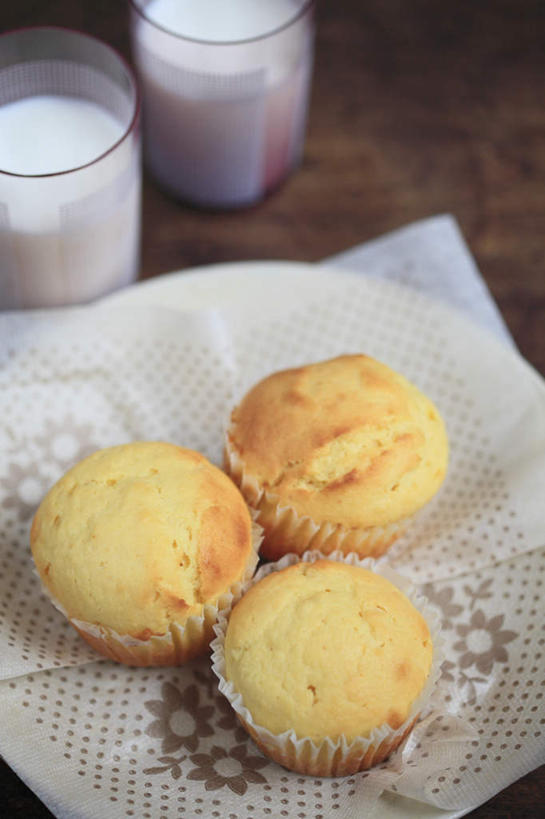 点心,牛奶,无人,餐厅,竖图,俯视,室内,白天,下午茶,餐桌,桌子,杯子,餐具,碟子,盘,食品,甜点,甜品,松饼,玻璃制品,食物,糕点,三个,黄色,盘子,水杯,碟,纸巾,甜食,餐台,玛芬蛋糕,玻璃杯,彩图,高角度拍摄,餐馆,饭店,饭馆