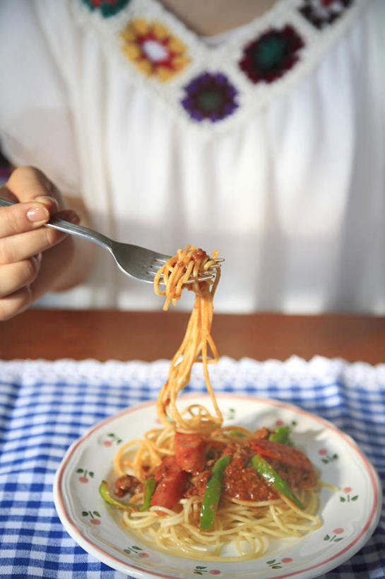 面食,面条,意大利面,东方人,一个人,餐厅,坐,竖图,室内,白天,正面,烹饪,餐桌,桌子,餐具,亚洲,仅一个年轻女性,仅一个女性,仅一个人,许多,握,叉子,碟子,盘,酱料,酱汁,面,日本料理,料理,食品,拿,拿着,休闲装,黄种人,番茄酱,菜肴,美食,食物,黄色,红色,绿色,盘子,餐巾,碟,日式料理,休闲,日式,休闲服,握着,佳肴,餐台,年轻女性,女人,女性,亚洲人,坐着,半身,彩图,餐馆,饭店,饭馆