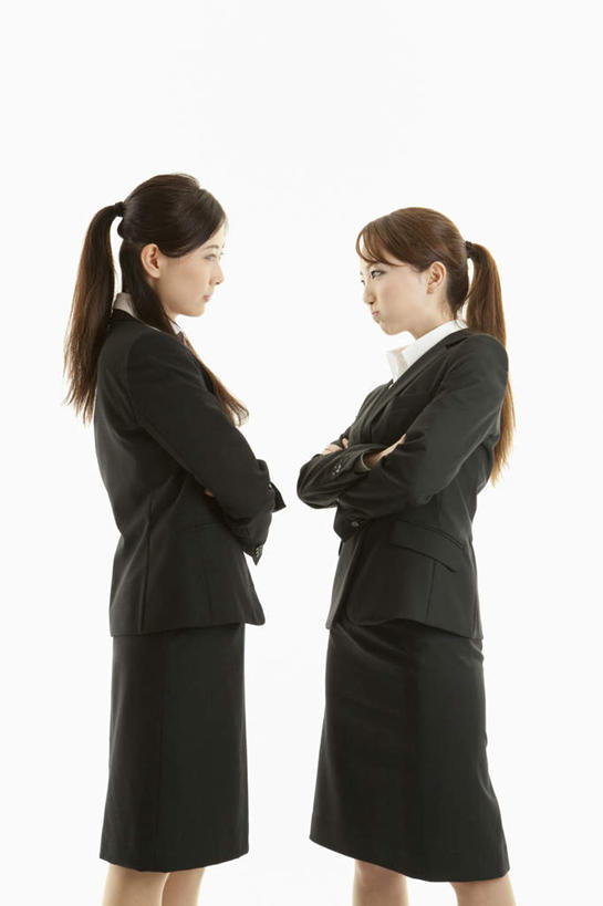 东方人,两个人,商务人士,商务女性,站,双手交叉,竖图,室内,白天,白色背景,侧面,高跟鞋,西装,亚洲,套装,正装,生气,注视,职业装,黄种人,相视,观察,看,站着,面对面,愤怒,摄影,影棚,观看,对视,察看,双手抱胸,发怒,关注,相对,商务装,情绪,脾气,工薪阶层,相看,忿怒,怨恨,激动,年轻女性,女人,女性,亚洲人,白领,上班族,站立,半身,彩图,影棚拍摄,拍摄