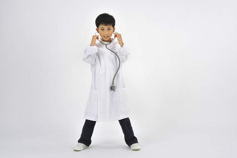 东方人,儿童,一个人,笑,微笑,横图,室内,白天,白色背景,正面,纯洁,亚洲,仅一个男性,仅一个人,戴,握,拿,拿着,注视,黄种人,小孩,听诊器,观察,看,仅一个小孩,可爱,童年,童趣,握着,摄影,影棚,观看,察看,医疗设备,白大褂,关注,童真,烂漫,无邪,天真,男孩,男人,男性,亚洲人,孩子,彩图,全身,影棚拍摄,拍摄,男生
