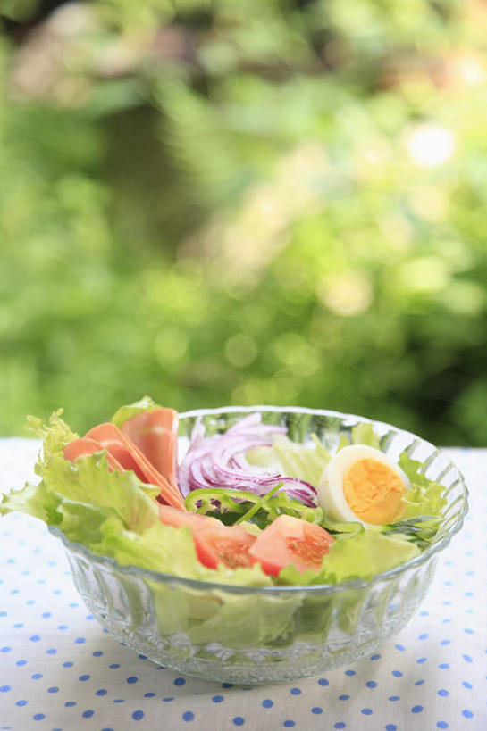 无人,竖图,俯视,室内,特写,白天,烹饪,植物,餐桌,桌子,萝卜,胡萝卜,辣椒,蔬菜,洋葱,水果,朦胧,模糊,青椒,生菜,蛋,鸡蛋,蔬菜沙拉,日本料理,沙拉,料理,食品,色拉,切丝,沙律,菜肴,美食,玻璃制品,桌布,树,树木,食物,绿色,自然,容器,日式料理,日式,佳肴,有机食品,绿色食品,生长,成长,餐台,色拉酱,千岛酱,辣角,大椒,辣虎,广椒,圆葱,洋葱头,球葱,辣子,红萝卜,海椒,甘荀,番椒,彩图,高角度拍摄