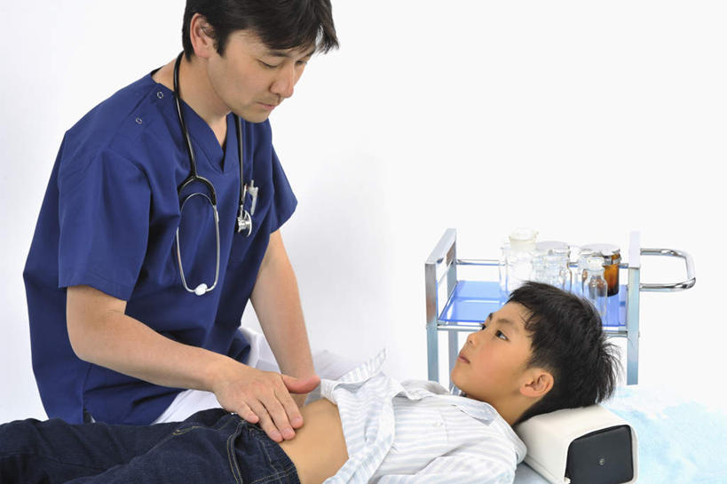 东方人,儿童,两个人,医生,病人,护士,医院,坐,躺,摸,横图,室内,白天,正面,纯洁,亚洲,抚摸,检查,注视,黄种人,小孩,病床,听诊器,观察,看,医护人员,医疗人员,护士服,可爱,童年,童趣,治疗,观看,察看,医疗设备,白衣天使,关注,手术服,童真,烂漫,无邪,医疗机构,卧着,天真,男孩,男人,男性,年轻男性,亚洲人,孩子,大夫,患者,就医者,触摸,接触,躺着,卧,坐着,半身,彩图,病院,诊所,男生