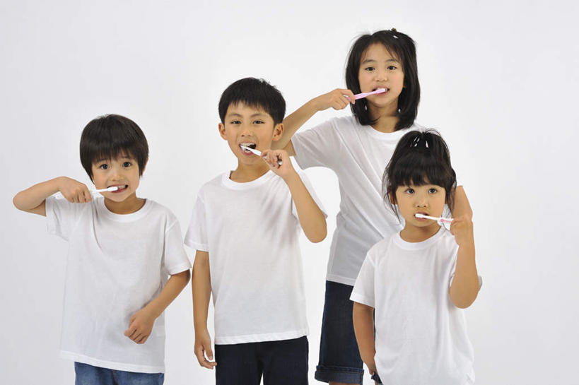 东方人,儿童,四个人,站,举,横图,室内,白天,白色背景,正面,纯洁,亚洲,握,牙刷,拿,拿着,注视,休闲装,黄种人,刷牙,小孩,日用品,观察,看,清洁,托,站着,休闲,休闲服,可爱,童年,童趣,握着,摄影,影棚,洗漱用品,观看,察看,卫生,关注,童真,烂漫,无邪,天真,男孩,男人,男性,女孩,女人,女性,亚洲人,举起,举手,举着,向上举,向上伸,向上托,站立,半身,彩图,影棚拍摄,拍摄,男生,女生