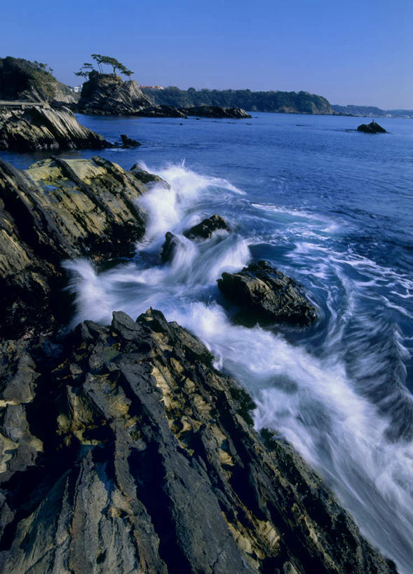 无人,竖图,室外,白天,正面,旅游,度假,海浪,海洋,礁石,石头,美景,神奈川,日本,亚洲,阴影,光线,石子,影子,景观,浪花,神奈川县,娱乐,蓝色,蓝天,天空,阳光,自然,海水,天,享受,休闲,景色,放松,自然风光,海景,东亚,本州,关东地方,本州岛,日本国,大海,风浪,海,海水的波动,礁,近岸浪,石块,岩石,涌浪,彩图