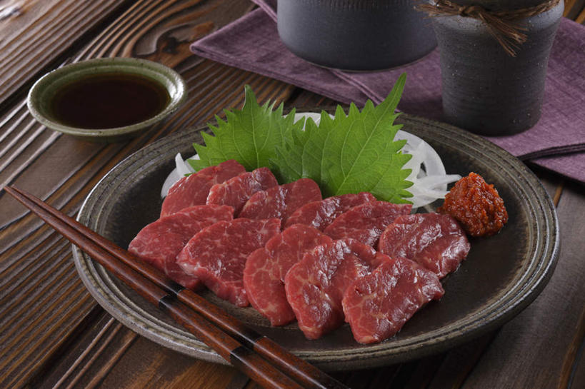 芥末,无人,餐厅,横图,俯视,室内,特写,白天,烹饪,餐桌,筷子,桌子,餐具,叶子,新鲜,装饰,碟子,罐子,盘,陶瓷,醋,调料,肉,生食,日本料理,牛肉,料理,食品,绿叶,陶瓷制品,调味品,调味料,菜肴,美食,肉类,食物,盘子,餐巾,瓶子,碟,日式料理,日式,嫩叶,佳肴,餐台,肉食,叶,叶片,彩图,高角度拍摄,餐馆,饭店,饭馆