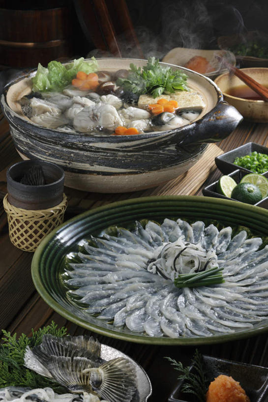 豆腐,生鱼片,无人,餐厅,竖图,俯视,室内,特写,白天,烹饪,雾,餐桌,筷子,桌子,萝卜,胡萝卜,蔬菜,餐具,叶子,许多,切开,切碎,围绕,蒸汽,鱼,碟子,炖锅,盘,葱,菌菇,青葱,生菜,香菜,香菇,肉,鱼卵,鱼肉,日本料理,鱼片,料理,食品,绿叶,鱼籽,菌类,锅,火锅,菜肴,美食,肉类,食物,排列,盘子,碟,碗,日式料理,切,日式,嫩叶,食用菌,佳肴,餐台,河豚,豆制品,队列,剖面,肉食,切面,胡菜,香荽,原荽,园荽,芫荽,鲀鱼,日式火锅,叶,叶片,进餐用具,烹调用具,红萝卜,甘荀,彩图,高角度拍摄,餐馆,饭店,饭馆