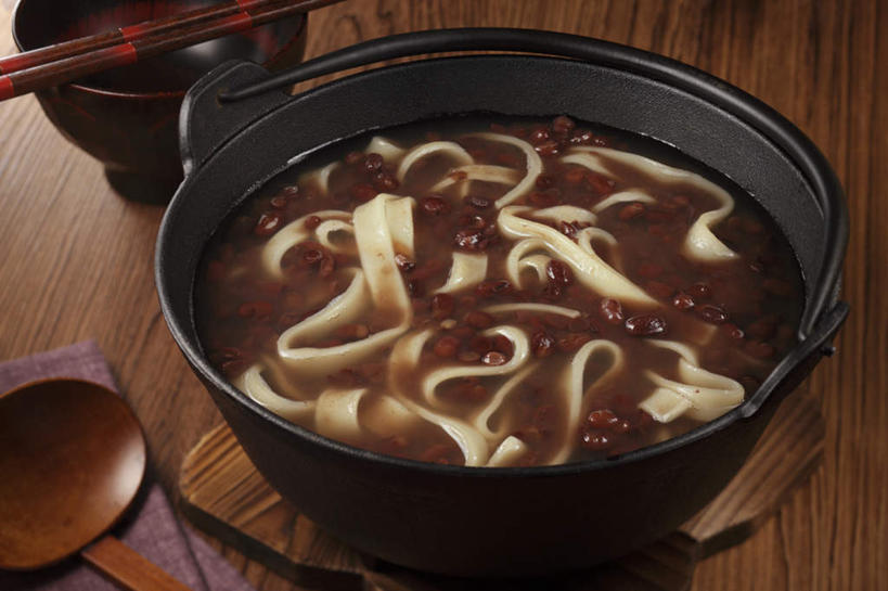 面食,面条,无人,餐厅,横图,俯视,室内,特写,白天,烹饪,餐桌,筷子,桌子,餐具,勺子,豆类,面,汤,日本料理,料理,食品,菜肴,美食,食物,餐巾,调羹,汤匙,碗,日式料理,日式,佳肴,餐台,赤豆,进餐用具,烹调用具,彩图,高角度拍摄,餐馆,饭店,饭馆