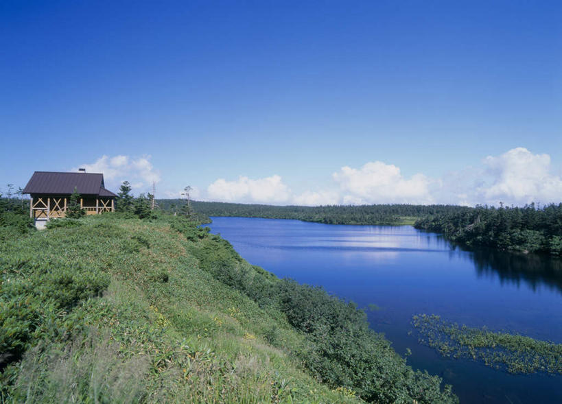 无人,家,木屋,横图,室外,白天,正面,旅游,度假,草地,草坪,湖,湖泊,美景,水,植物,日本,亚洲,阴影,光线,影子,湖面,景观,水流,水面,云,云朵,云彩,娱乐,住宅,草,蓝色,绿色,白云,蓝天,天空,阳光,自然,湖水,天,享受,休闲,景色,放松,自然风光,东亚,本州,本州岛,日本国,岩手,岩手县,彩图,茅舍,茅屋,棚屋,小木屋,小屋