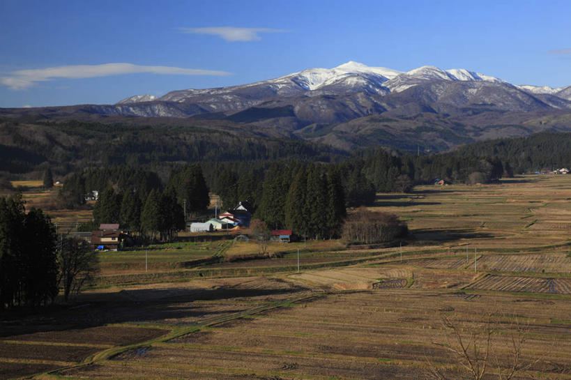无人,横图,俯视,航拍,室外,白天,旅游,度假,美景,山,山脉,树林,雪,植物,大雪,日本,亚洲,阴影,枯萎,光线,影子,房屋,屋子,积雪,景观,山峰,雪景,云,云朵,冬天,枯草,山峦,云彩,娱乐,楼房,草,树,树木,黄色,蓝色,绿色,白云,蓝天,天空,阳光,自然,平原,群山,天,享受,休闲,景色,放松,生长,成长,鸟瞰,自然风光,东亚,本州,本州岛,日本国,岩手,岩手县,彩图,高角度拍摄,房子