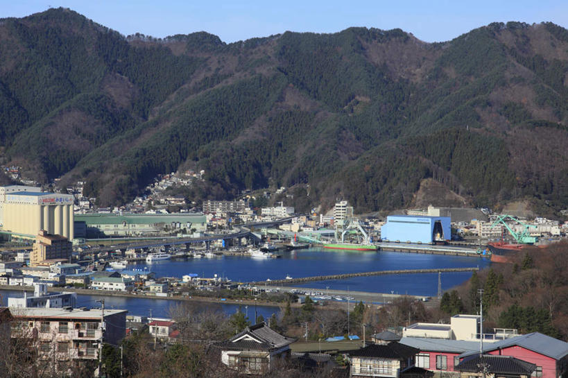 无人,码头,横图,俯视,室外,白天,旅游,度假,海浪,海洋,山,山脉,树林,植物,港口,轮船,船,日本,亚洲,房屋,屋子,浪花,山峰,山峦,娱乐,树,树木,蓝色,绿色,蓝天,天空,自然,海水,群山,天,享受,休闲,放松,生长,成长,停泊,海景,东亚,本州,本州岛,日本国,岩手,岩手县,大海,风浪,海,海水的波动,近岸浪,涌浪,彩图,高角度拍摄,房子,摆渡口,埠头,渡口,渡头,港湾,海港,货运码头,口岸,商港